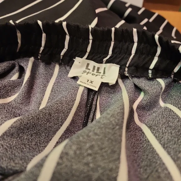 Black and White Striped Women's Palazzo Pants With Pockets! - Picture 4 of 6